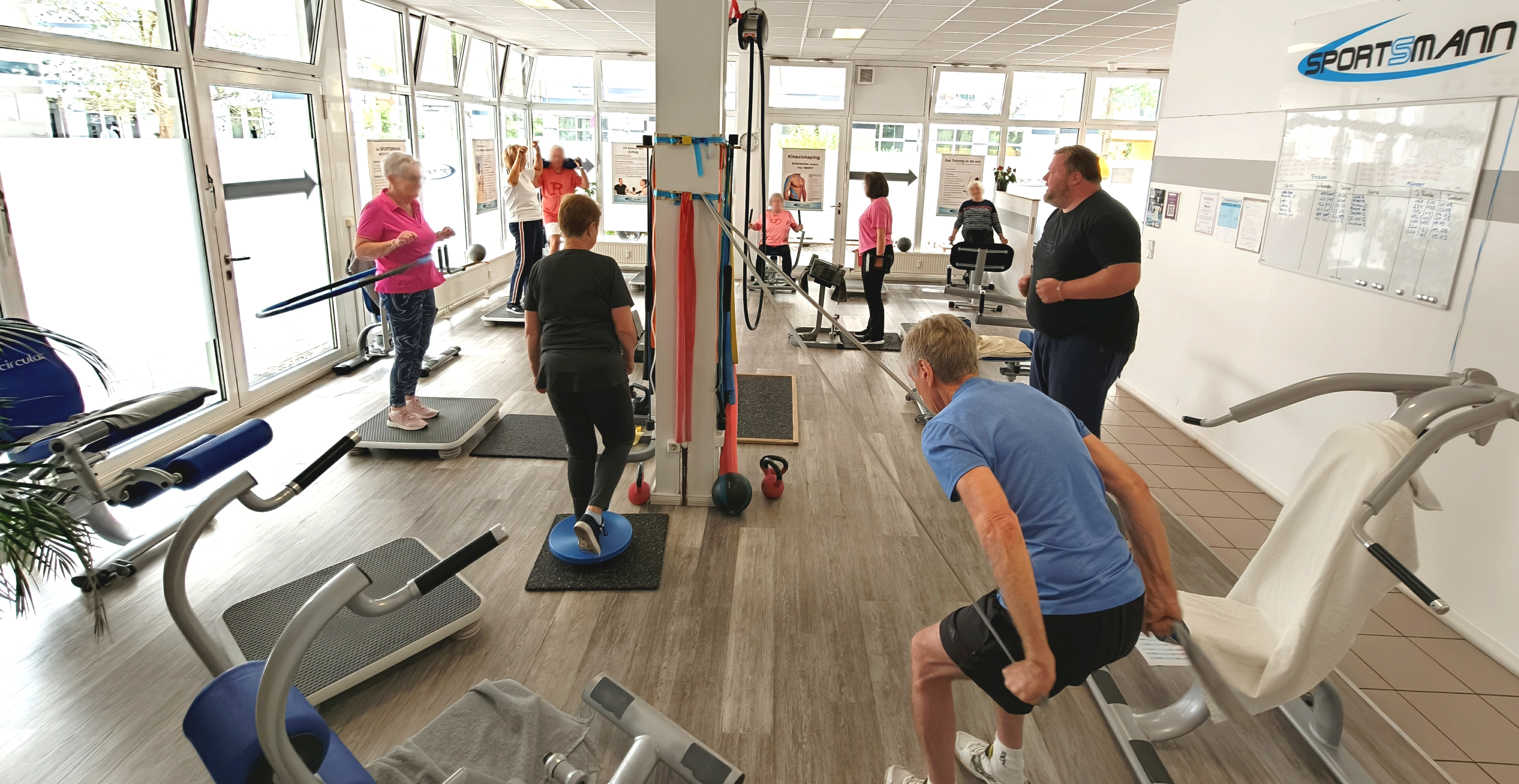Mitglieder beim Training im MOTORIK-Zirkel bei SPORTSMANN